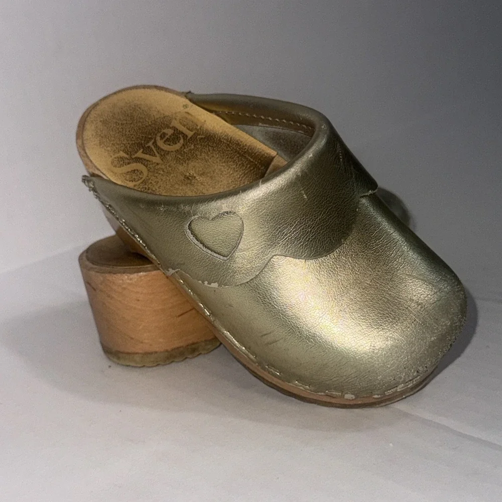 Sven Girls Swedish Made Gold‎ Metallic Leather Heart Wooden Bottom Clogs Size 23